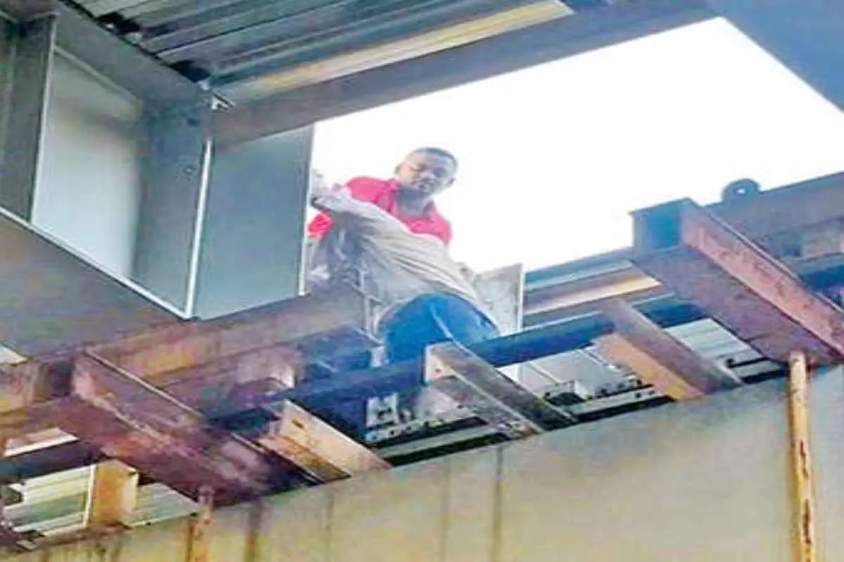 നടക്കാവ് മേല്പാലത്തിലെ ഗർഡറിൽ കുടുങ്ങിയ രാമചന്ദ്രനെ പുറത്തിറങ്ങാൻ സഹായിക്കുന്ന രക്ഷാപ്രവർത്തകൻ