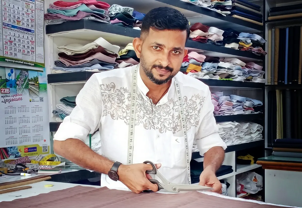 മുഹമ്മദ് അഷ്റഫ് ജോലിക്കിടെ
