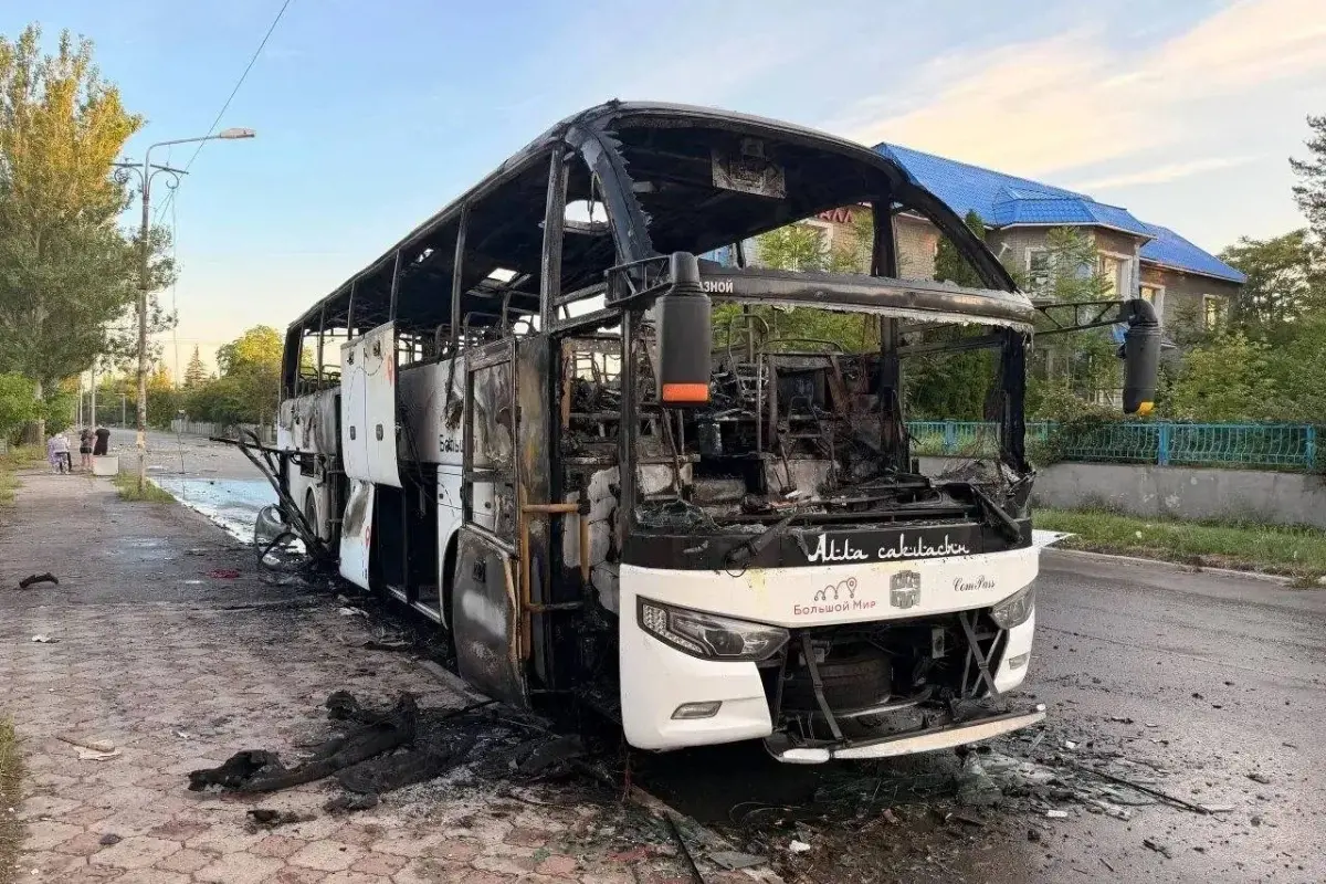 The passenger bus that was hit by the Ukrainian drone | Photo: X
