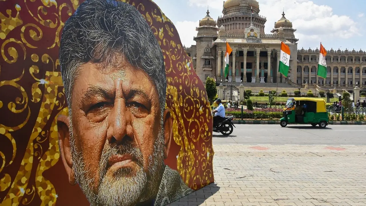 സത്യപ്രതിജ്ഞയ്ക്കുള്ള ഒരുക്കങ്ങളുടെ ഭാഗമായി സ്ഥാപിച്ച ഡി.കെ. ശിവകുമാറിന്റെ ഭീമൻ കട്ടൗട്ട് | Photo: PTI