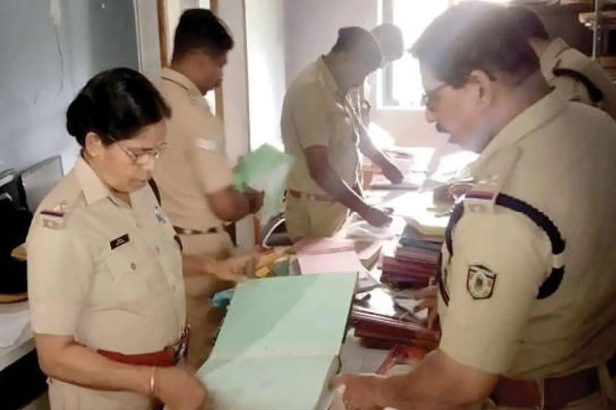 കടത്തനാട് ലേബർ കോൺട്രാക്ട് കോ-ഓപ്പറേറ്റീവ് സൊസൈറ്റി ഓഫീസിൽ ക്രൈംബ്രാഞ്ച് സംഘം പരിശോധന നടത്തുന്നു