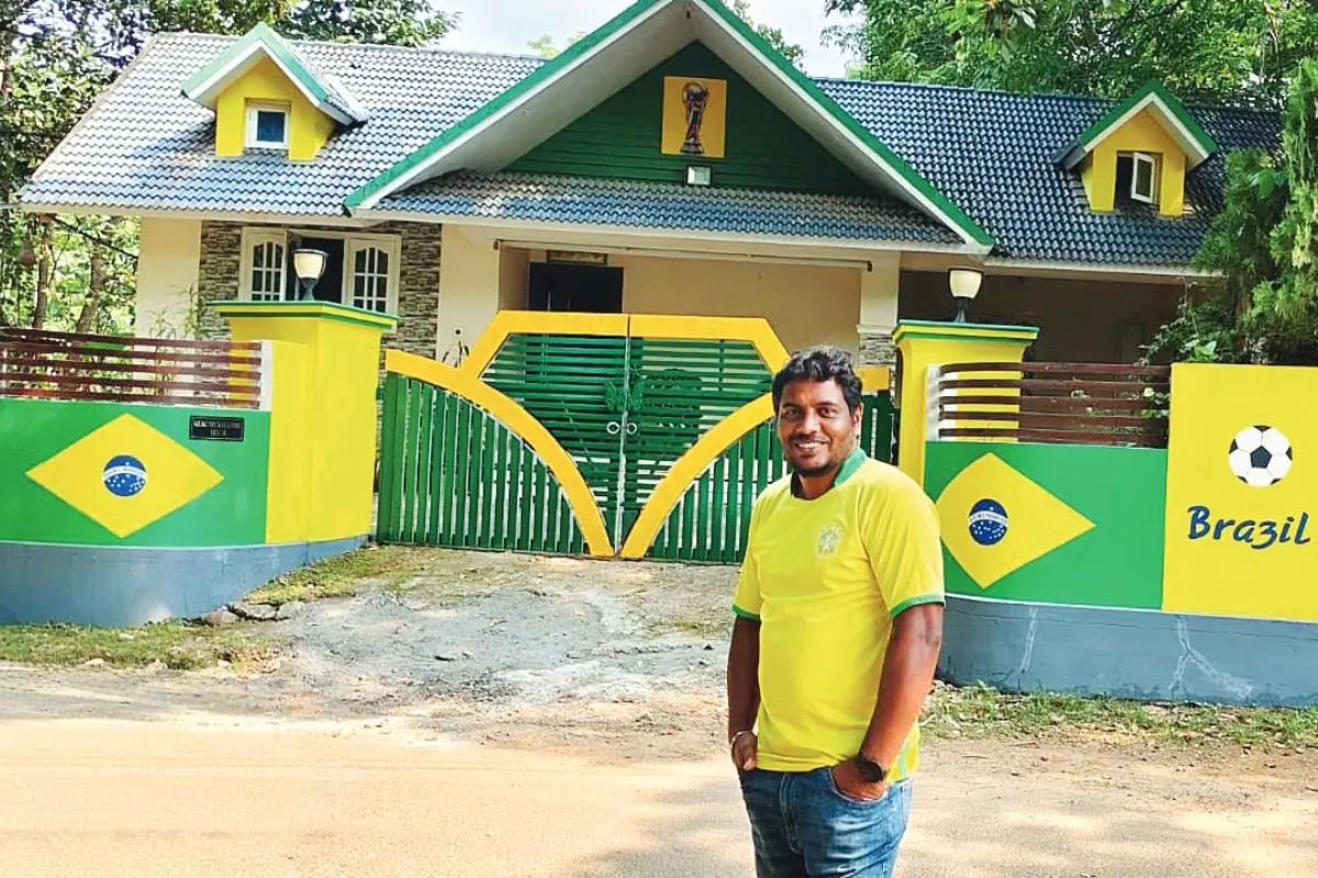 ബ്രസീൽ ടീമിന്റെ നിറത്തിൽ പെയിന്റടിച്ച നെന്മാറ വക്കാവിലെ വീടിനുമുന്നിൽ ഷബീർ