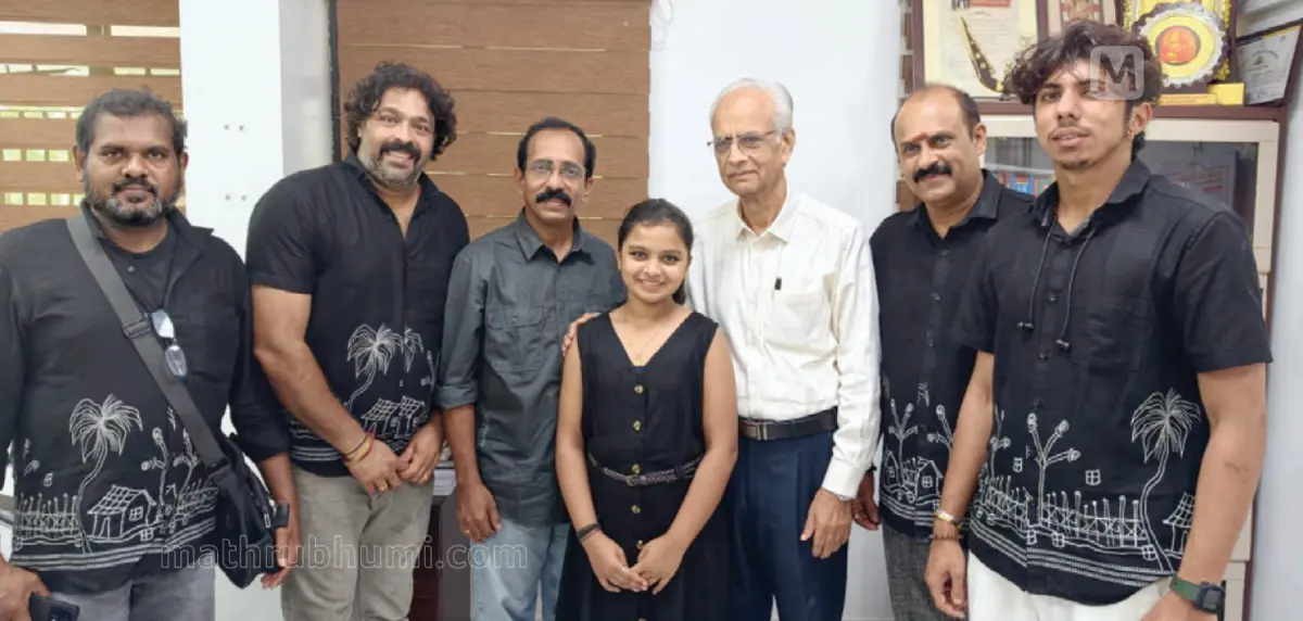 വയലിനിസ്റ്റ് ഗംഗാ ശശീധരൻ ദേവസ്വം ബോര്ഡ് പ്രസിഡന്റ് കെ. ജയകുമാറിനെ കാണാനെത്തിയപ്പോൾ | Photo: Mathrubhumi