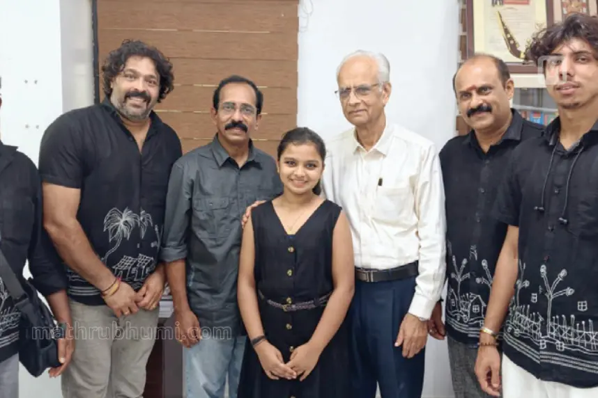 ഗാനരചയിതാവ് കേട്ടിരുന്നു, ഗംഗയുടെ വയലിൻ മീട്ടിയ ‘സൗപർണികാമൃത വീചികൾ’