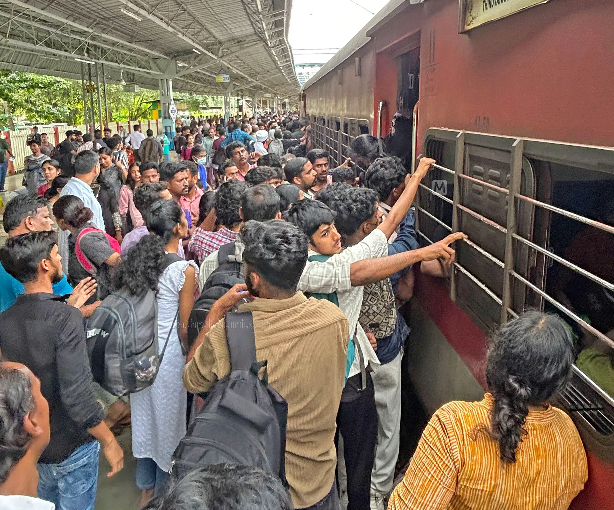 ട്രെയിനില്‍ കയറാനുള്ളവരുടെ തിരക്ക്, കോഴിക്കോട് റെയില്‍വേ സ്‌റ്റേഷനില്‍നിന്നുള്ള കാഴ്ച |ഫോട്ടോ:മാതൃഭൂമി