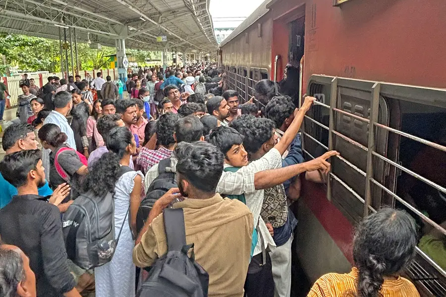 തീവണ്ടികളിലെ ടിക്കറ്റില്ലായാത്രയ്ക്ക് പിടിമുറുകും;പരിശോധകർക്ക് കർശന നിർദേശം