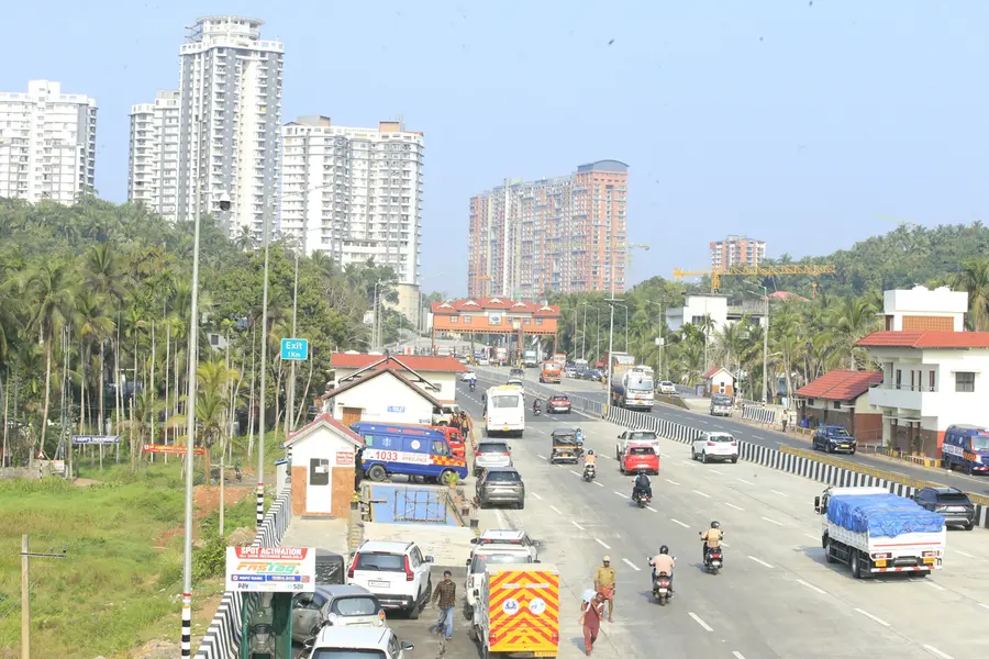 കോഴിക്കോട് ആറുവരിപ്പാതയിലൂടെ ഇരുചക്രവാഹനങ്ങൾക്കും ഓട്ടോറിക്ഷകൾക്കും നിരോധനം നടപ്പാക്കിത്തുടങ്ങി