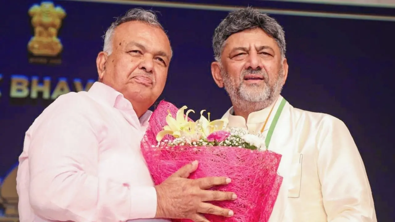 രാജിക്കത്തയച്ച മന്ത്രി രാമലിംഗ റെഡ്ഡിക്കൊപ്പം സത്യപ്രതിജ്ഞാവേദിയിൽ ഡി.കെ. ശിവകുമാർ | Photo: ANI