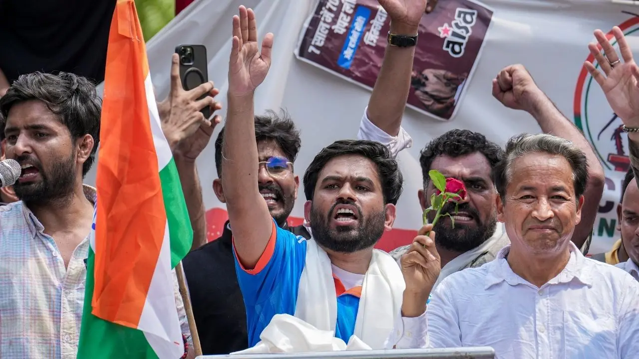 കോക്രോച്ച് ജനതാ പാർട്ടി ജന്തർമന്തറിൽ സംഘടിപ്പിച്ച പ്രതിഷേധത്തിൽ കൂട്ടായ്മയുടെ സ്ഥാപകൻ അഭിജീത് ദീപ്കെ കാലാവസ്ഥാ പ്രവർത്തകൻ സോനം വാങ്ചുകിനൊപ്പം | Photo: PTI