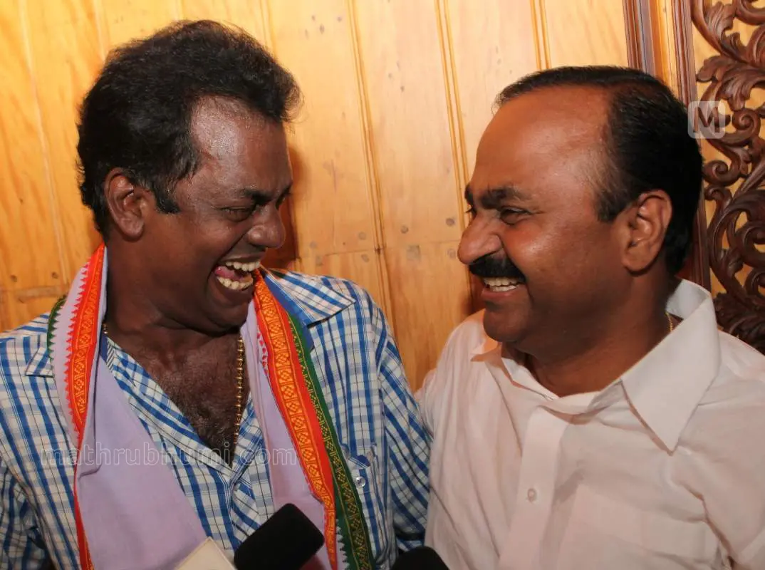 വി.ഡി സതീശനൊപ്പം സലിം കുമാര് | Photo: Mathrubhumi