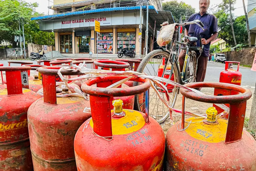 പാചകവാതക വില വർധിപ്പിച്ചു: സിലിണ്ടറിന് 29 രൂപ കൂട്ടി; മൂന്ന് മാസത്തിനിടെ രണ്ടാമത്തെ വർധനവ്
