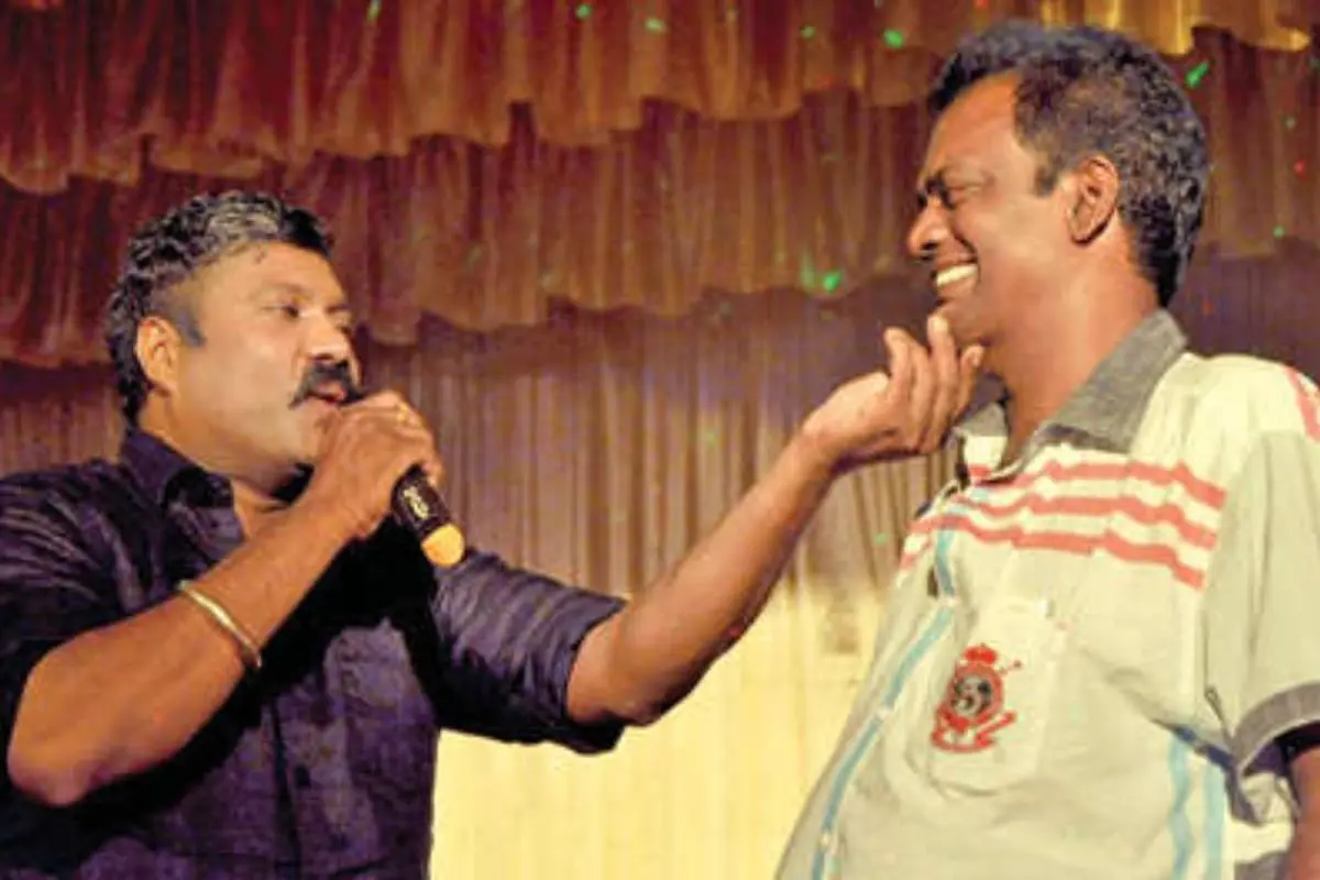 മികച്ച നടനുള്ള ദേശീയ പുരസ്‌കാരം നേടിയ സലിംകുമാറിനെ ജന്മനാടായ ചിറ്റാറ്റുകരയിൽ പൗരാവലി ആദരിച്ചപ്പോൾ തന്റെ നാടൻപാട്ടിനിടെ നടൻ കലാഭവൻ മണി സലിംകുമാറിനെ താടിയിൽ പിടിച്ച് അഭിനന്ദിക്കുന്നു (ഫയൽചിത്രം)