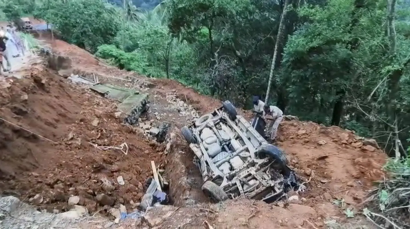 കുറ്റ്യാടി ചുരത്തിൽ അപകടത്തിൽപ്പെട്ട കാർ