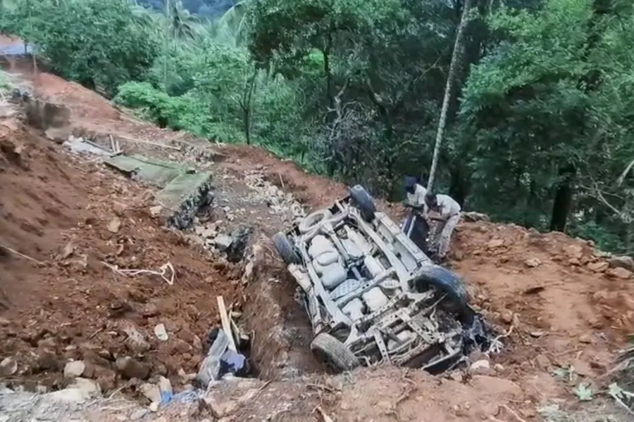 കുറ്റ്യാടി ചുരത്തിൽ റോഡ് ഇടിഞ്ഞ് കാർ താഴ്ചയിലേക്ക് മറിഞ്ഞു; മൂന്ന് പേർക്ക് പരിക്ക്