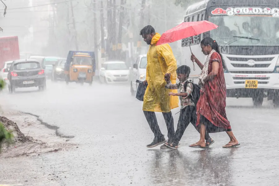 സംസ്ഥാനത്ത് എല്ലാ ജില്ലകളിലും മഴ മുന്നറിയിപ്പ്; പൊന്മുടി അടച്ചു, അരുവിക്കര ഡാം തുറന്നു