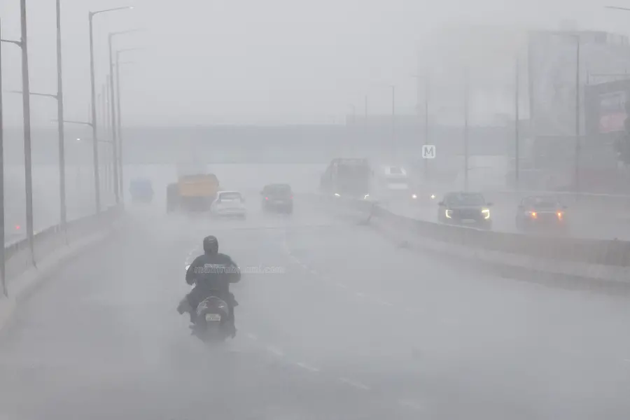 വടക്കൻ കേരളത്തിൽ അതിശക്തമായ മഴ; മൂന്ന് ജില്ലകളിൽ റെഡ് അലർട്ട്, കടലിൽ പോകുന്നത് വിലക്കി
