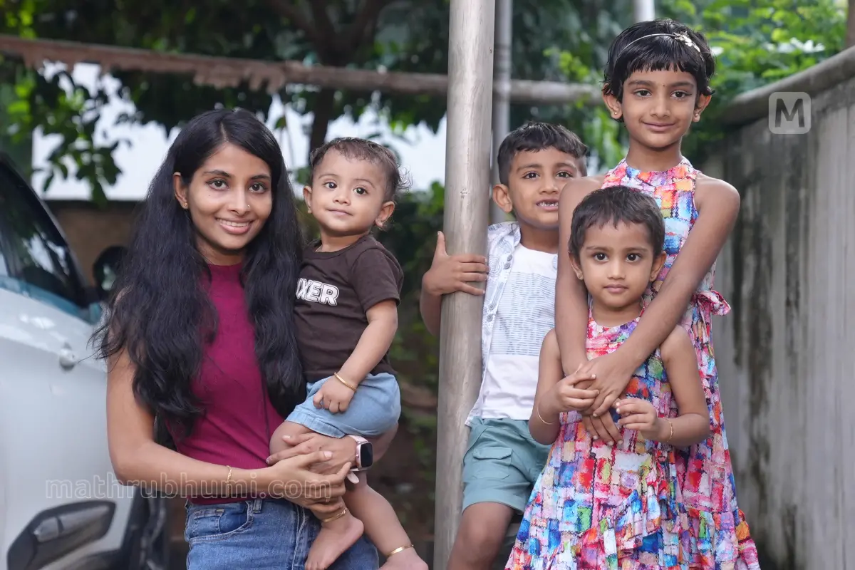 ജലീറ്റ ജോസ് മക്കൾക്കൊപ്പം | ചിത്രം: ജൈവിൻ ടി. സേവ്യർ/മാതൃഭൂമി ഓൺലൈൻ