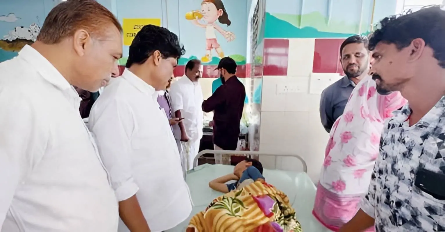 ബത്തേരി താലൂക്ക് ആശുപത്രിയില് ചികിത്സയില് കഴിയുന്ന കോളിയാടി മാര് ബസേലിയോസ് എ.യു.പി. സ്കൂളിലെ വിദ്യാര്ഥികളെ മന്ത്രി ടി. സിദ്ദിഖ് സന്ദര്ശിക്കുന്നു(ഫയല് ഫോട്ടോ)