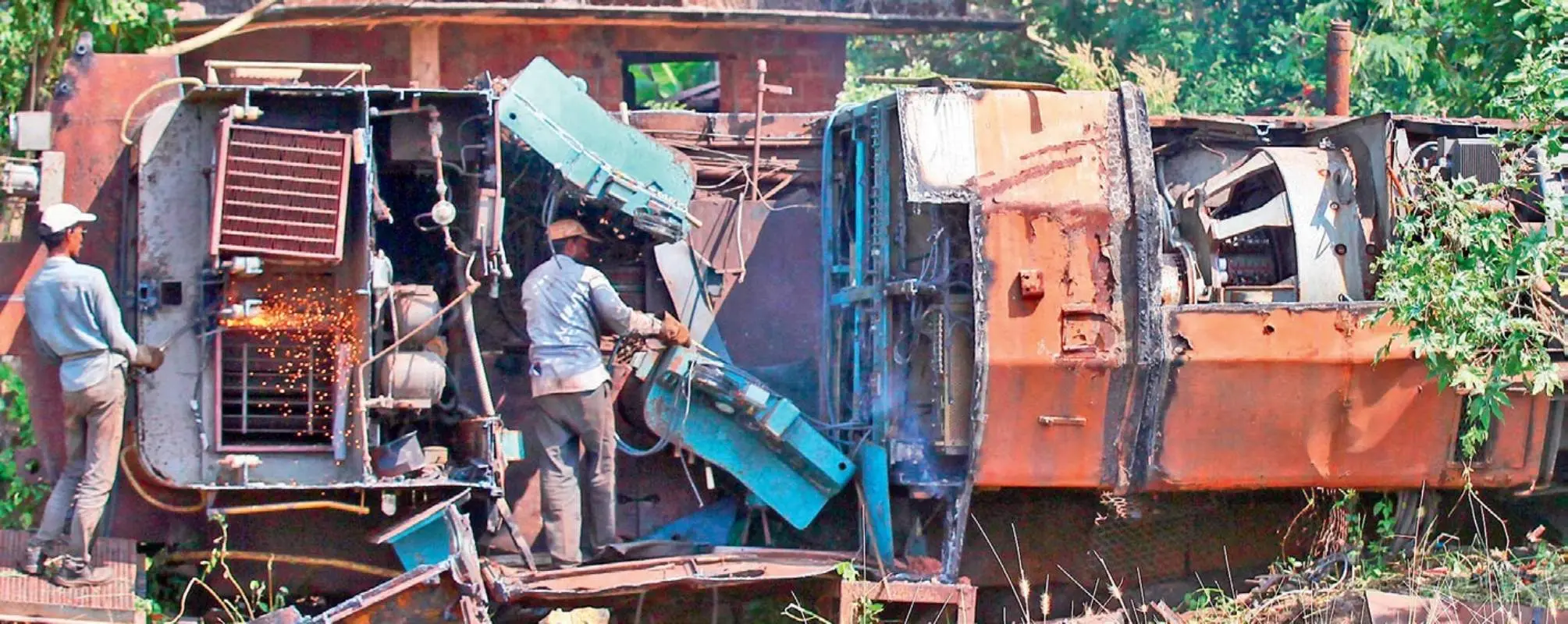 ലേലത്തില്പ്പോയ തീവണ്ടി എന്ജിന് കണ്ണൂരില് ഗ്യാസ് കട്ടര് ഉപയോഗിച്ച് പൊളിച്ചുമാറ്റുന്നു (ഫയല് ചിത്രം)