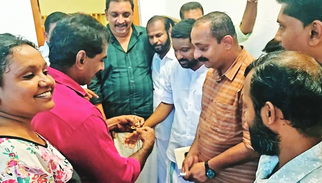 വനംമന്ത്രി ഷിബു ബേബി ജോണിന്റെ സാന്നിധ്യത്തിൽ സ്വർണമാല ഷാജി, ഉടമ അനിൽകുമാറിന് നൽകുന്നു