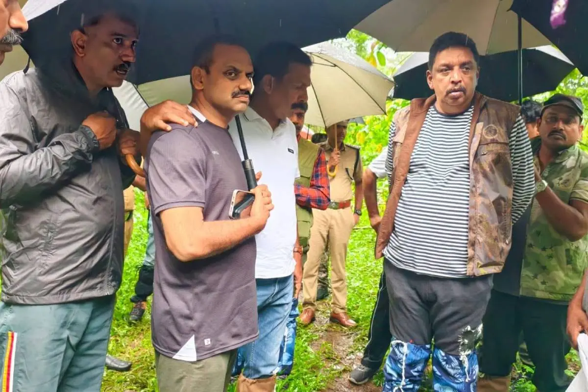 രാജപാത സന്ദർശനത്തിനിടെ മന്ത്രി ഷിബു ബേബി ജോൺ, ഡീൻ കുര്യാക്കോസ് എം.പി., ഷിബു തെക്കുംപുറം എം.എൽ.എ. എന്നിവർ സി.സി.എഫ്. (ഫീൽഡ് ഡയറക്ടർ കോട്ടയം) പി.പി. പ്രമോദുമായി സംസാരിക്കുന്നു