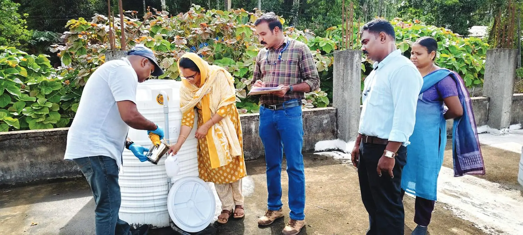 കോളിയാടി സ്കൂളിലെത്തിയ ജല അതോറിറ്റി ക്വാളിറ്റി കണ്ട്രോള് വിഭാഗം മാനേജര് ജയരാജിന്റെ നേതൃത്വത്തിലുള്ള സംഘം ജലസാമ്പിളുകള് പരിശോധിക്കുന്നു | Photo: Mathrubhumi