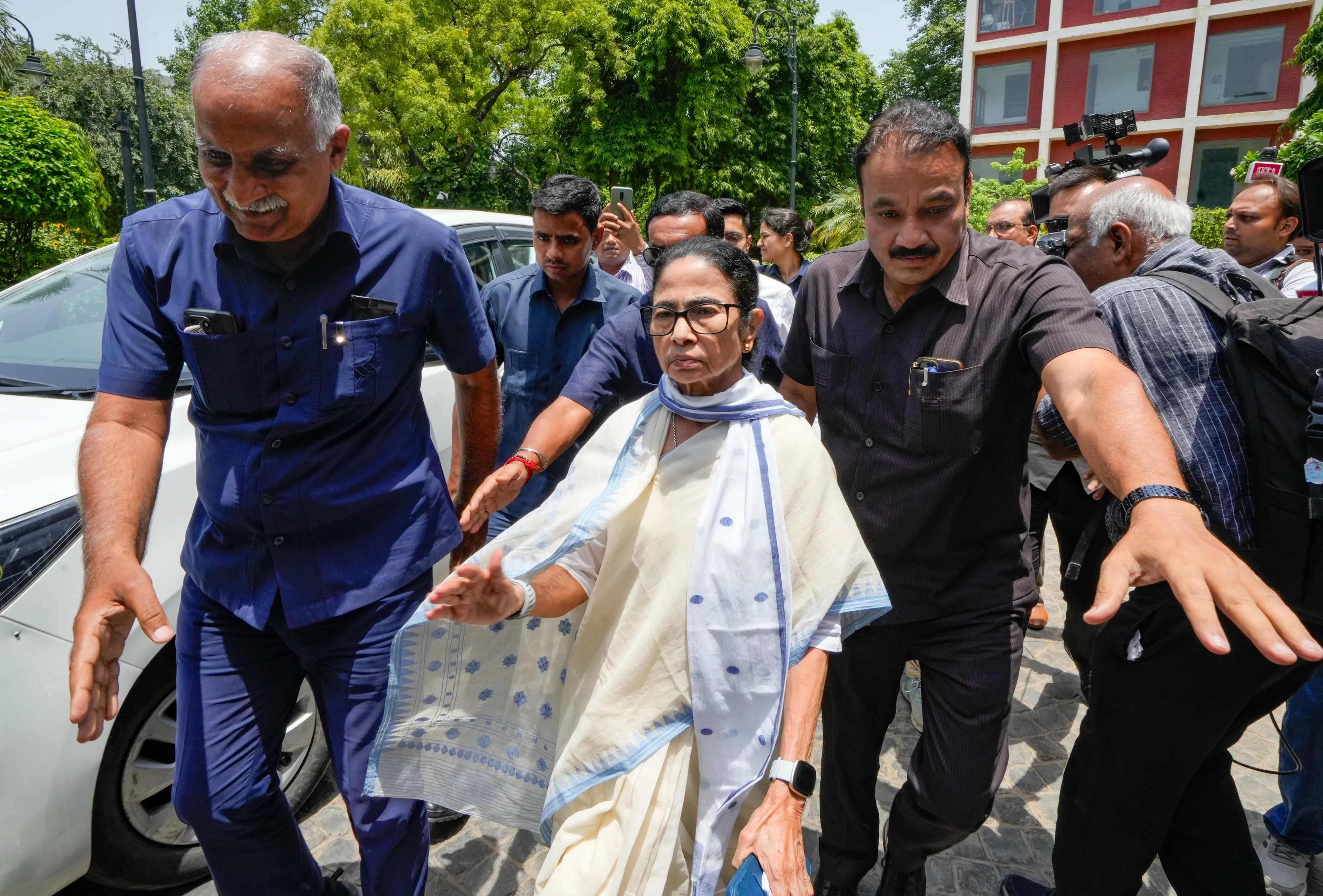 തിങ്കളാഴ്ച ന്യൂഡൽഹിയിൽ നടന്ന ഇന്ത്യാ മുന്നണി യോഗത്തിൽ പങ്കെടുക്കാൻ ടിഎംസി അധ്യക്ഷ മമത ബാനർജി എത്തിയപ്പോൾ | Photo: Salman Ali/PTI Photo