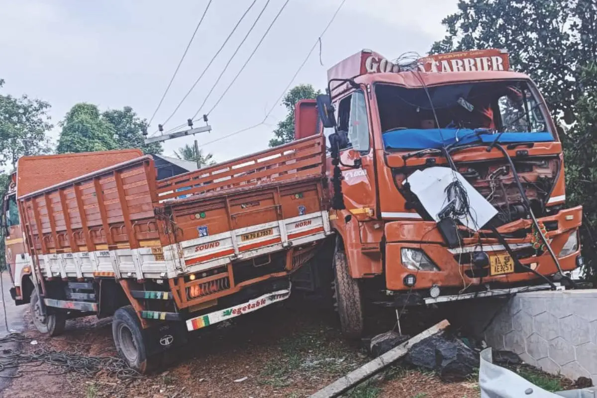 പാലക്കാട് മുണ്ടൂർ- തൂത സംസ്ഥാനപാതയിൽ അഴിയന്നൂർ പതിനാറാം മൈലിലുണ്ടായ ലോറി അപകടം.