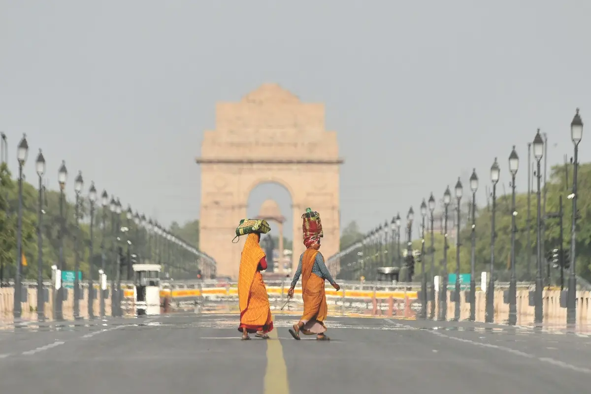 Mirage appears on city roads amid scorching temperatures due to intense heatwave, a clear mirage effect is seen on road, creating an illusion of water.Such optical phenomena occur when surfaces become hot under direct sunlight at Kartavya path in Delhi.| Photo: Mathrubhumi