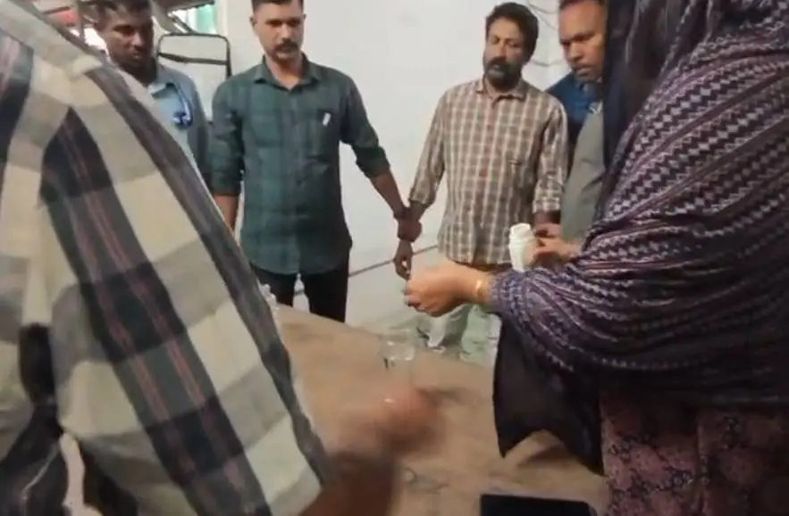 ഓവര്‍സിയര്‍ നവീന്‍ രവിയെ കൈക്കൂലി വാങ്ങിയതിന് പിടികൂടിയപ്പോള്‍
