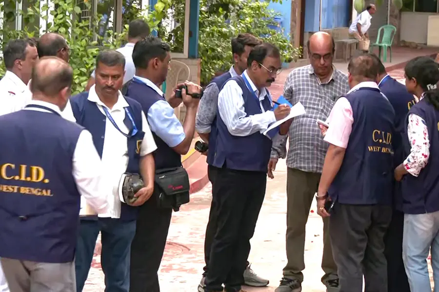 മമതയുടെ വീട് വളഞ്ഞ് സിഐഡി സംഘം; വ്യാജരേഖാ കേസിൽ വ്യാപക പരിശോധന