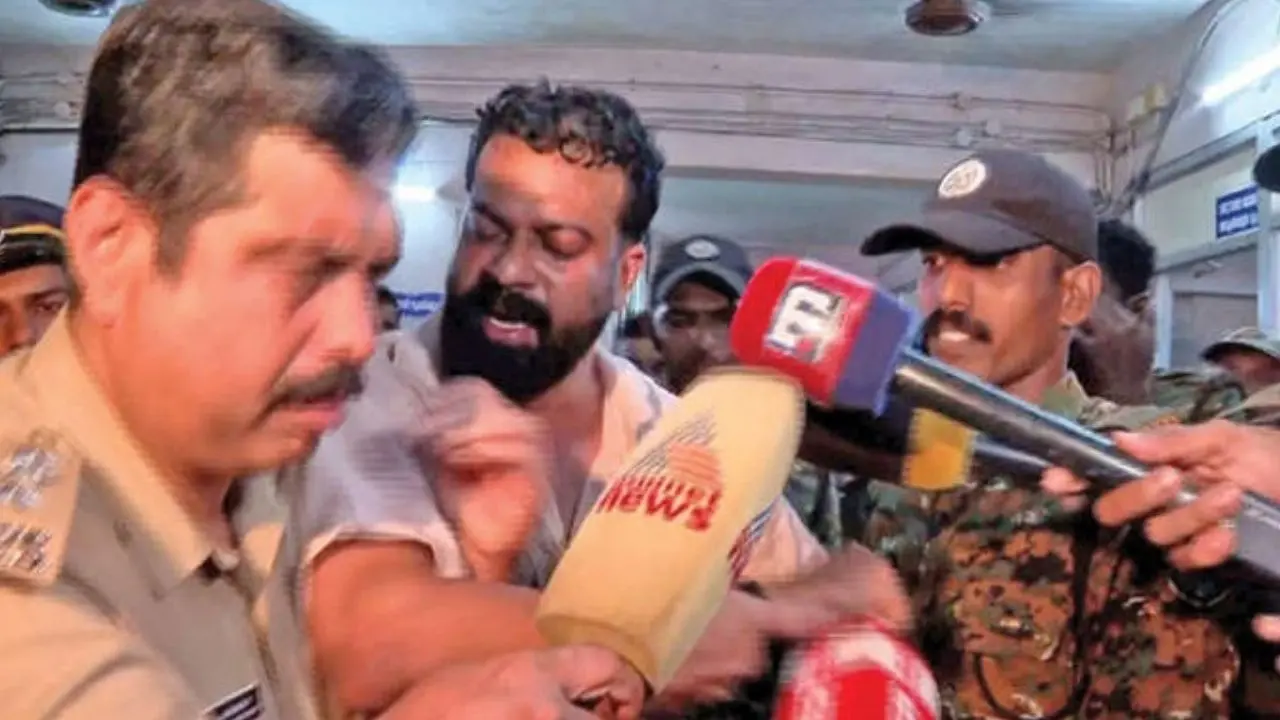 വൈദ്യപരിശോധനയ്ക്കായി ബി.ജെ.പി. കൗണ്‍സിലര്‍ ആര്‍. സുഗതനെ ജനറല്‍ ആശുപത്രിയില്‍ എത്തിച്ചപ്പോള്‍