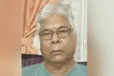 റെയിൽവേ ഗേറ്റ് തലയിൽ പതിച്ചു;ഹെൽമറ്റ് രക്ഷകനായി,സ്കൂട്ടർ യാത്രക്കാരൻ രക്ഷപ്പെട്ടത് തലനാരിഴയിടയ്ക്ക്‌