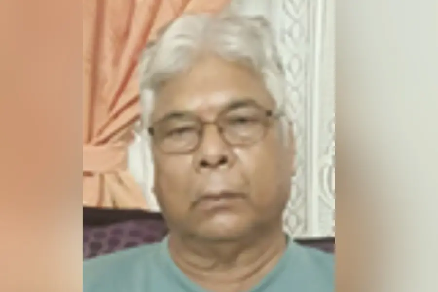 റെയിൽവേ ഗേറ്റ് തലയിൽ പതിച്ചു;ഹെൽമറ്റ് രക്ഷകനായി,സ്കൂട്ടർ യാത്രക്കാരൻ രക്ഷപ്പെട്ടത് തലനാരിഴയിടയ്ക്ക്