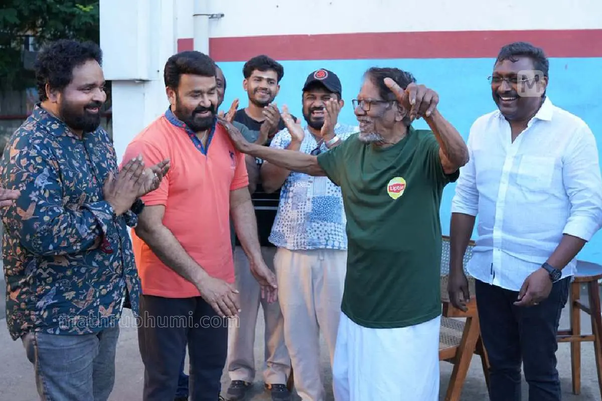 'തുടരും' സിനിമയുടെ ലൊക്കേഷനിൽ മോഹൻലാൽ, രഞ്ജിത്ത്, തരുൺ മൂർത്തി തുടങ്ങിയവർക്കൊപ്പം ഭാരതിരാജ