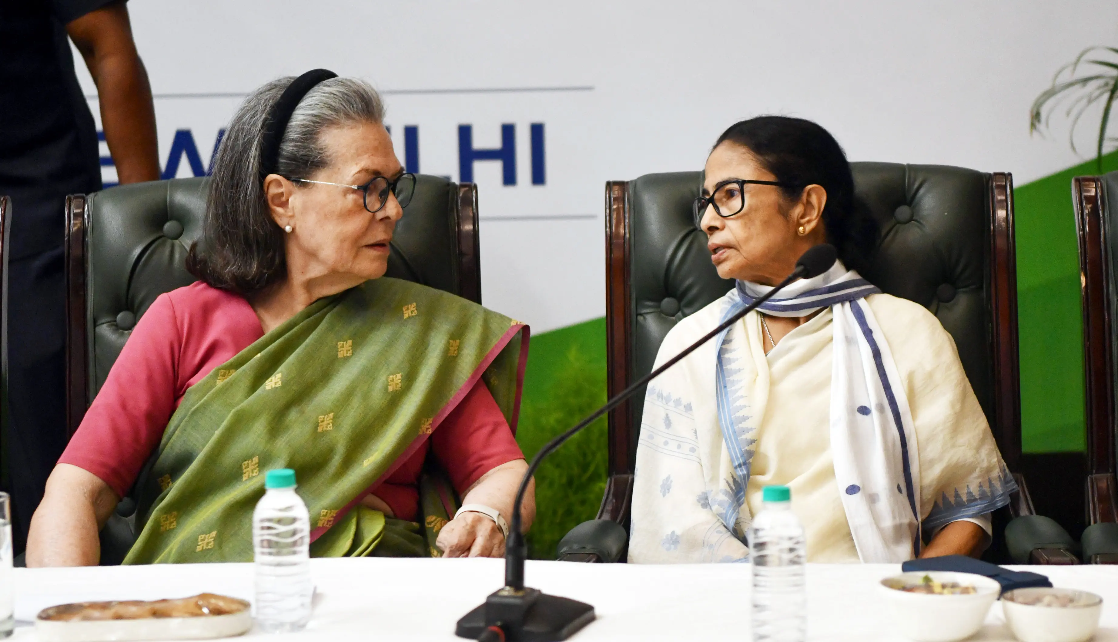 സോണിയാ ഗാന്ധി, മമതാ ബാനർജി | Photo: ANI