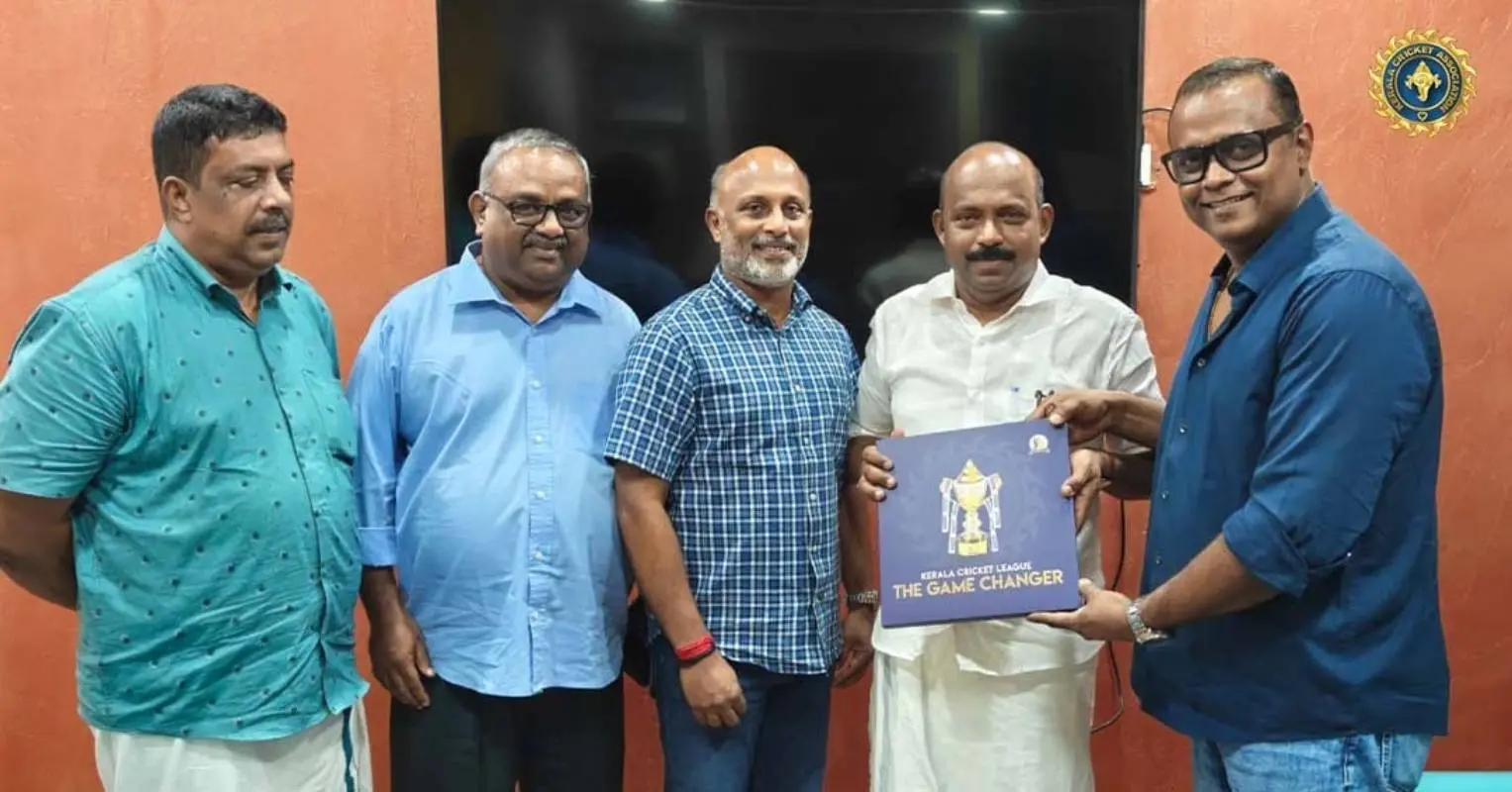മന്ത്രി എം. ലിജു കെ.സി.എ അംഗങ്ങള്‍ക്കൊപ്പം
