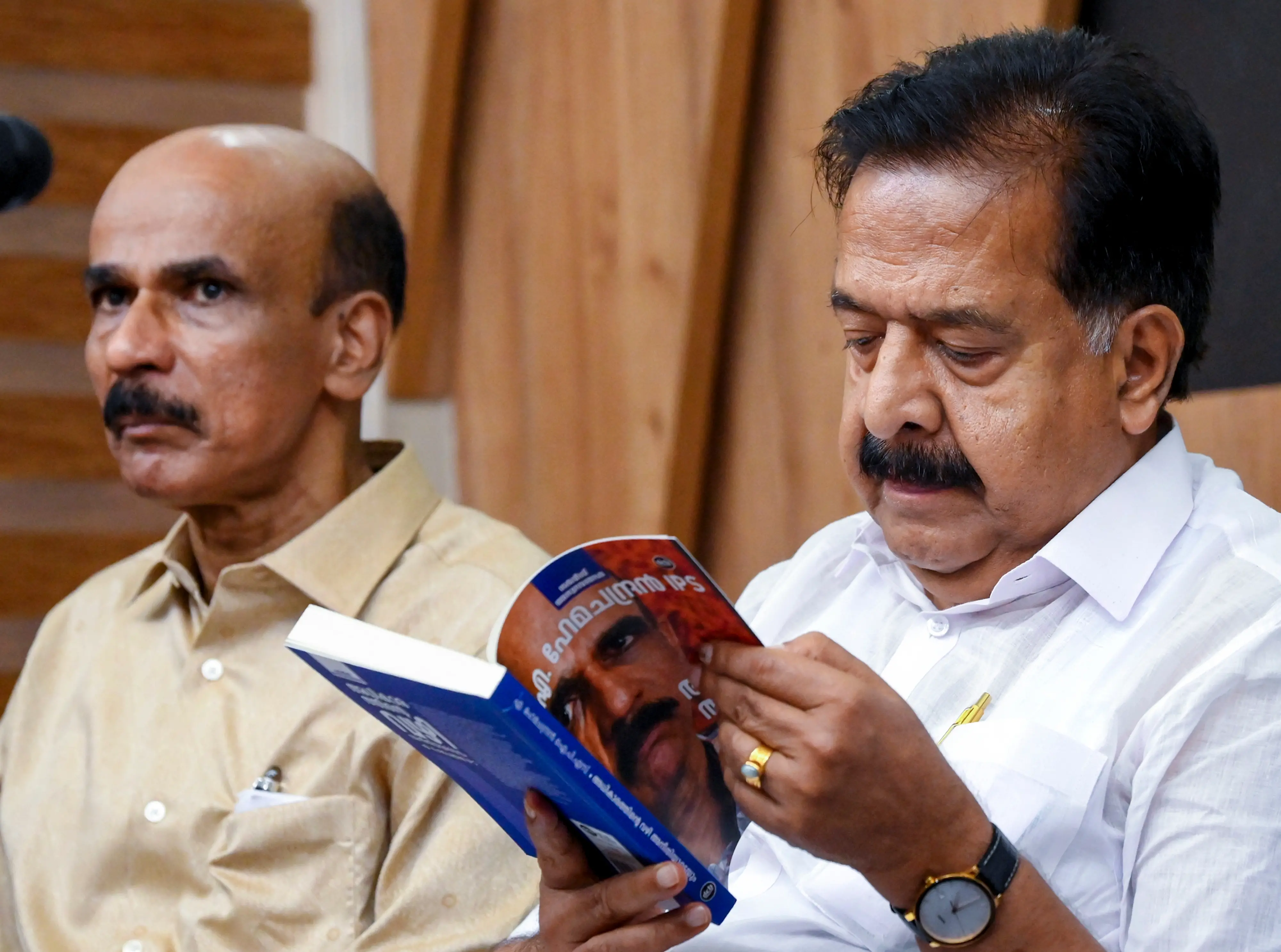 ബുധനാഴ്ച തിരുവനന്തപുരത്ത് നടന്ന പുസ്തക പ്രകാശന ചടങ്ങിൽ, ആഭ്യന്തര മന്ത്രി രമേശ് ചെന്നിത്തല, വലതുവശത്ത്, മുൻ കേരള ഡിജിപിയും ആഭ്യന്തര മന്ത്രിയുടെ പോലീസ് ഉപദേഷ്ടാവുമായ എ ഹേമചന്ദ്രനോടൊപ്പം| PTI Photo