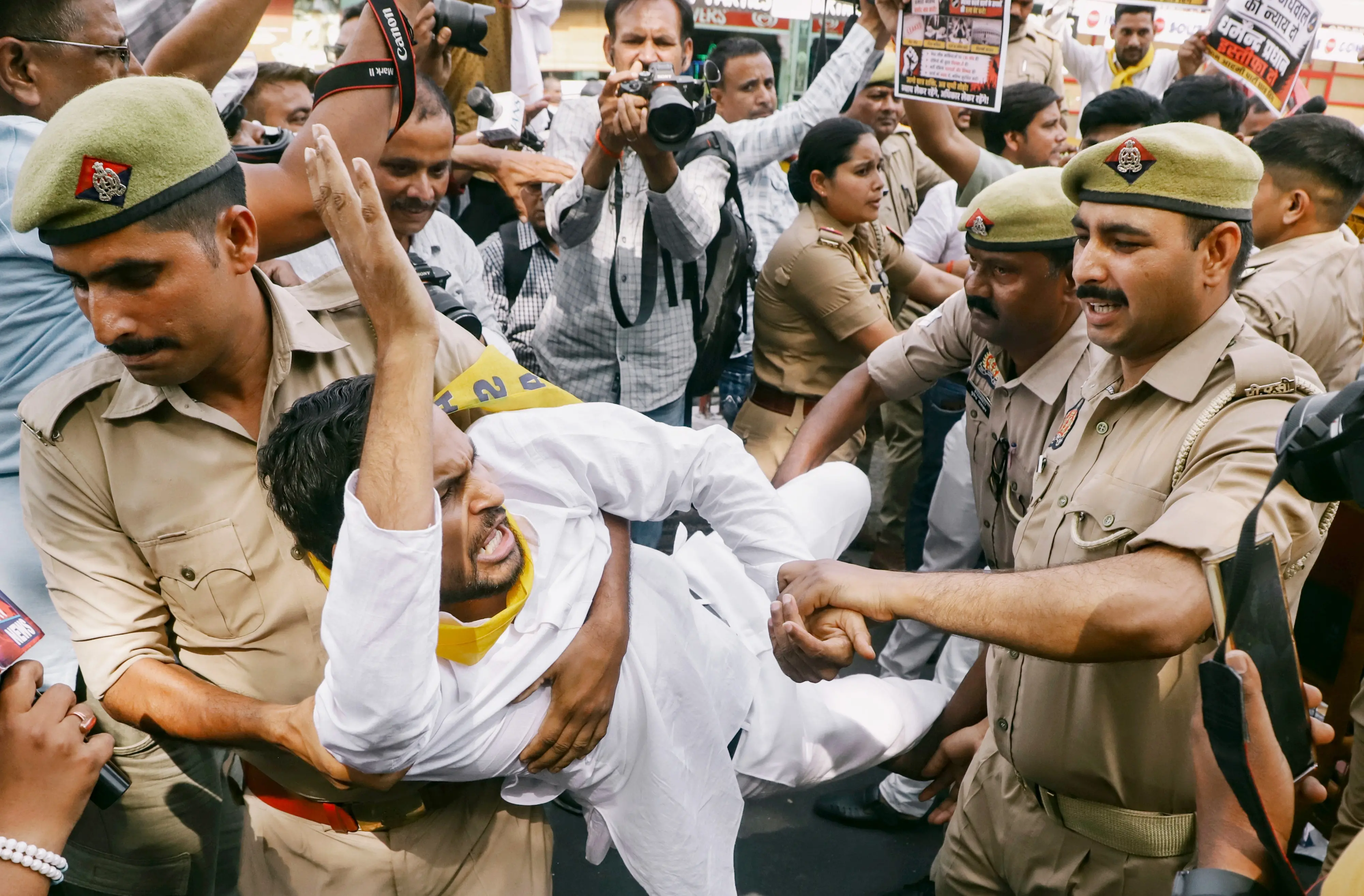 നീറ്റ് ചോദ്യപേപ്പർ ചോർച്ചയ്‌ക്കെതിരെ ബുധനാഴ്ച ലഖ്‌നൗവിൽ നടന്ന പ്രതിഷേധത്തിനിടെ ആം ആദ്മി പാർട്ടി വിദ്യാർത്ഥി സംഘടന അംഗത്തെ പോലീസ് കസ്റ്റഡിയിലെടുത്തപ്പോൾ | ANI Photo