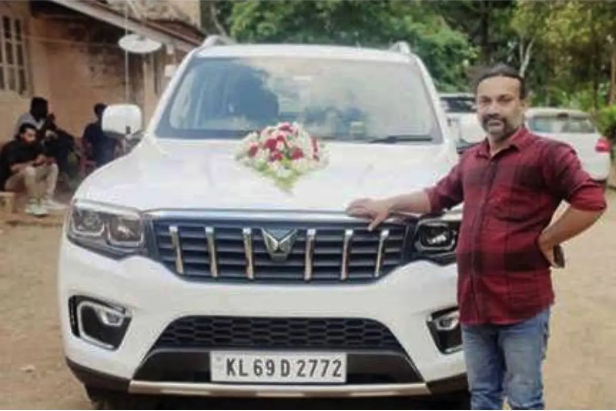 രാജീവ് തന്റെ വാഹനത്തിനൊപ്പം.