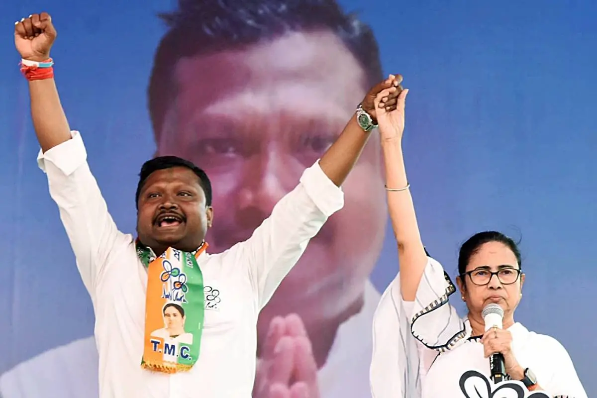 പ്രകാശ് ബരൈക് തിരഞ്ഞെടുപ്പ് പ്രചരണത്തിനിടെ മമത ബാനർജിക്കൊപ്പം