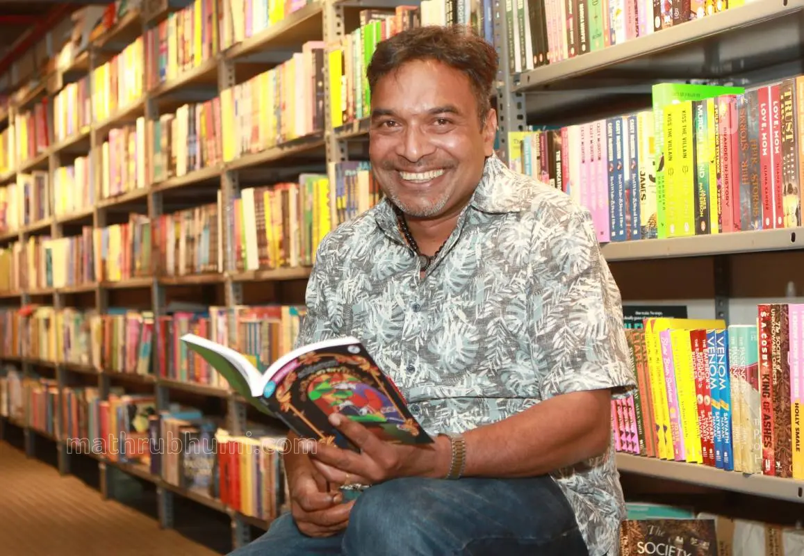 ബാബു എബ്രഹാം 'കമ്പിളികണ്ടത്തെ കൽഭരണികൾ' എന്ന പുസ്തകവുമായി| ഫോട്ടോ: പ്രജ്വൽ സുരേഷ്