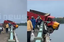 തേവര പാലത്തിൽ അപകടം; കൈവരി തകർത്ത് ലോറി തൂങ്ങിക്കിടക്കുന്നു | വീഡിയോ