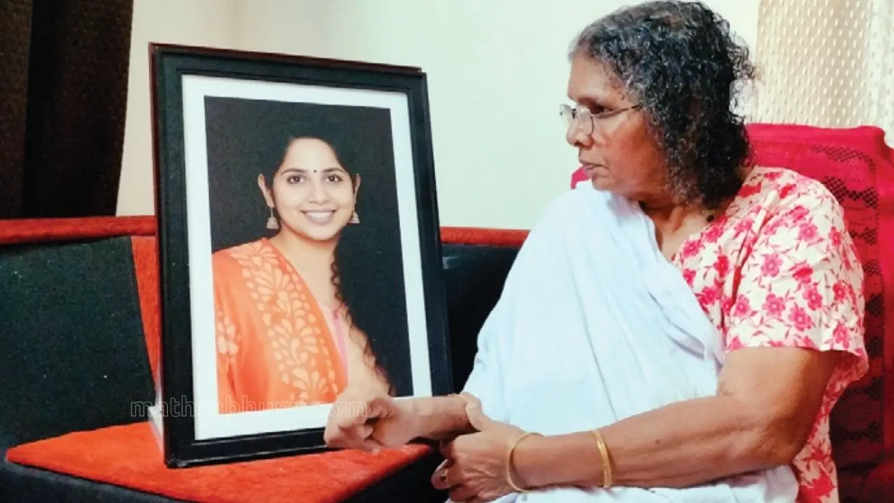 അഹമ്മദാബാദ് വിമാനാപകടത്തിൽ മരിച്ച രഞ്ജിതയുടെ ചിത്രത്തിനരികെ അമ്മ തുളസി ജി. നായർ