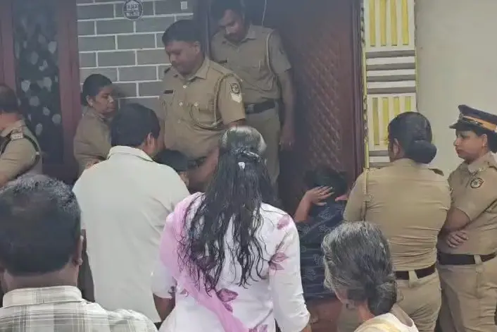 നെയ്യാറ്റിൻകരയിൽ ജപ്തിക്കിടെ നാടകീയ രംഗങ്ങൾ; മണ്ണെണ്ണയൊഴിച്ച് ആത്മഹത്യാ ഭീഷണി മുഴക്കി കുടുംബം