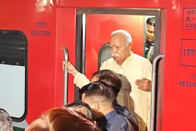 Stone thrown at Shatabdi Express coach carrying RSS chief Mohan Bhagwat, probe underway