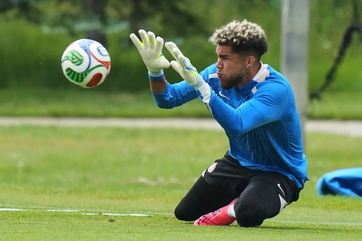 Canada goalkeeper Dayne St. Clair works out during a training session | Photo: AP