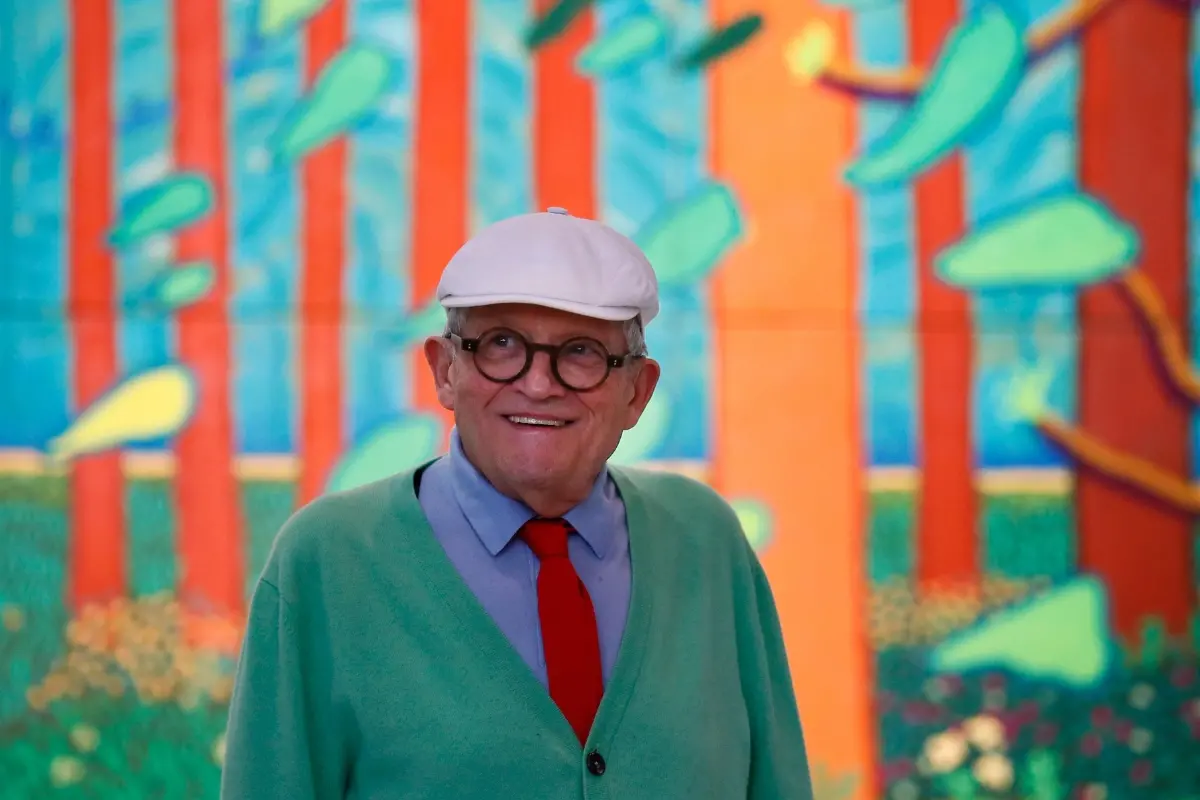 Late British painter David Hockney poses at the Pompidou Centre in Paris.| Photo: AFP