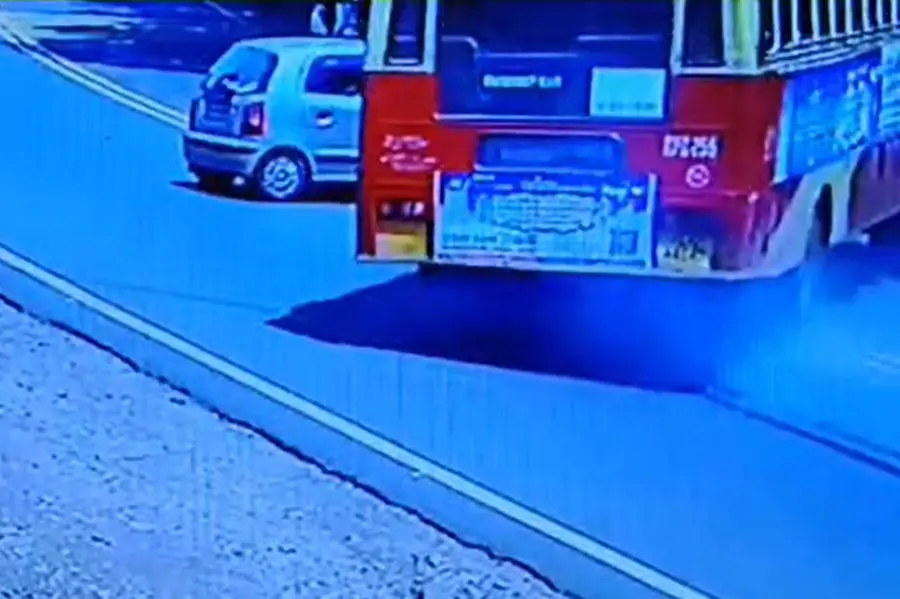 KSRTC ബ്രേക്കിന്റെ പവറേ! കാറിൽ ഇടിക്കാതിരിക്കാൻ ബസ് ഡ്രൈവറുടെ സാഹസം, ഒഴിവായത് വൻ അപകടം