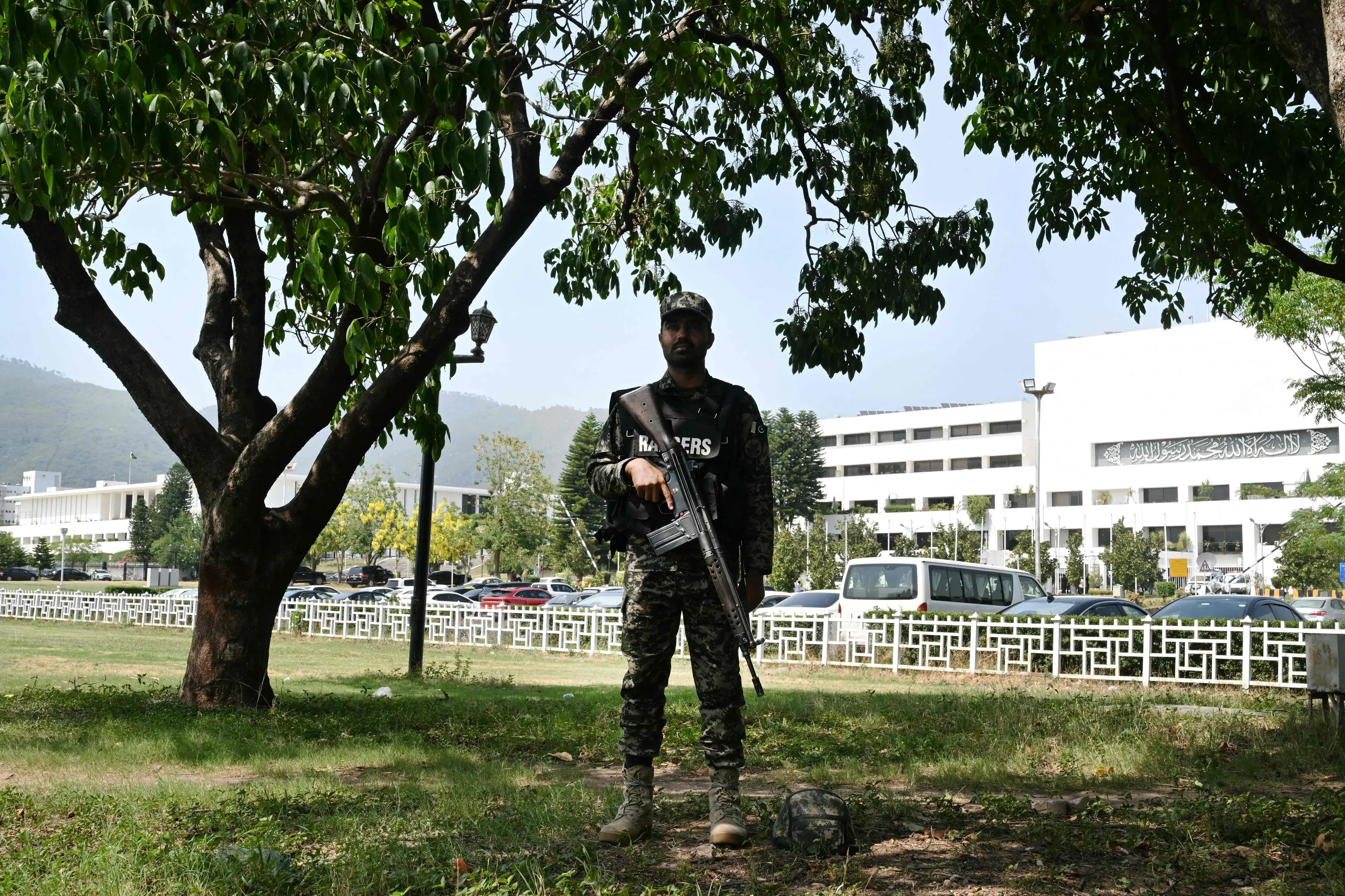 A Pakistani ranger stands guard outside of Parliament House in Islamabad | Photo: AFP